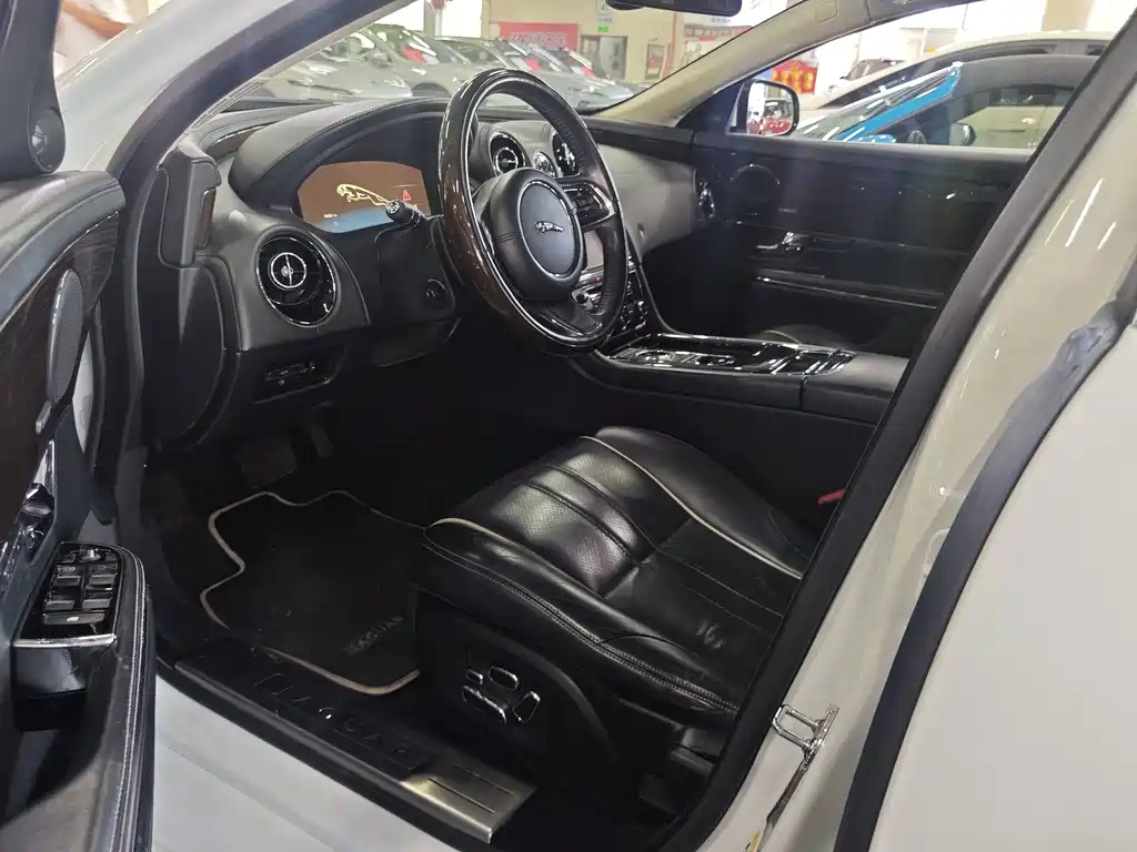 Jaguar XJ — миниатюра 10