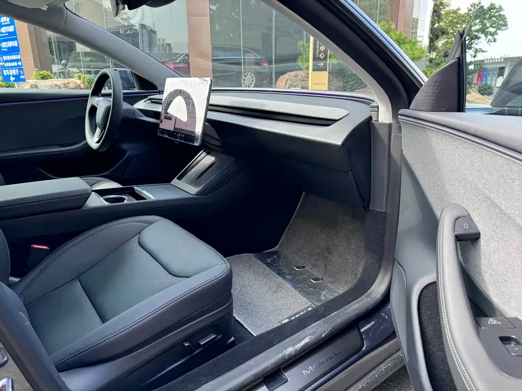 Tesla Model 3 — миниатюра 12