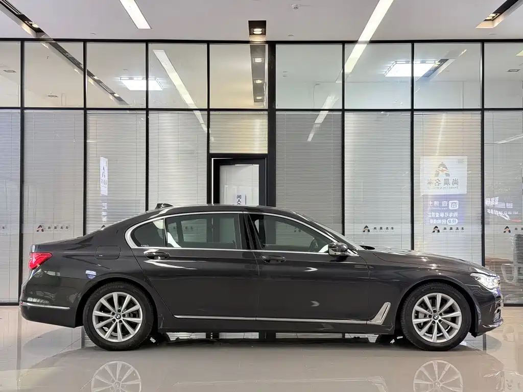 BMW 7 Series — миниатюра 18