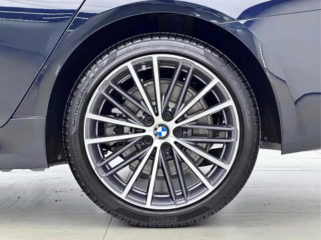 BMW 5 Series — миниатюра 11