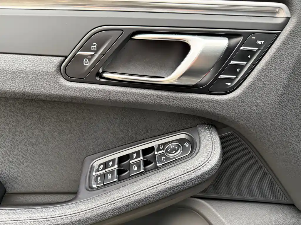PORSCHE MACAN