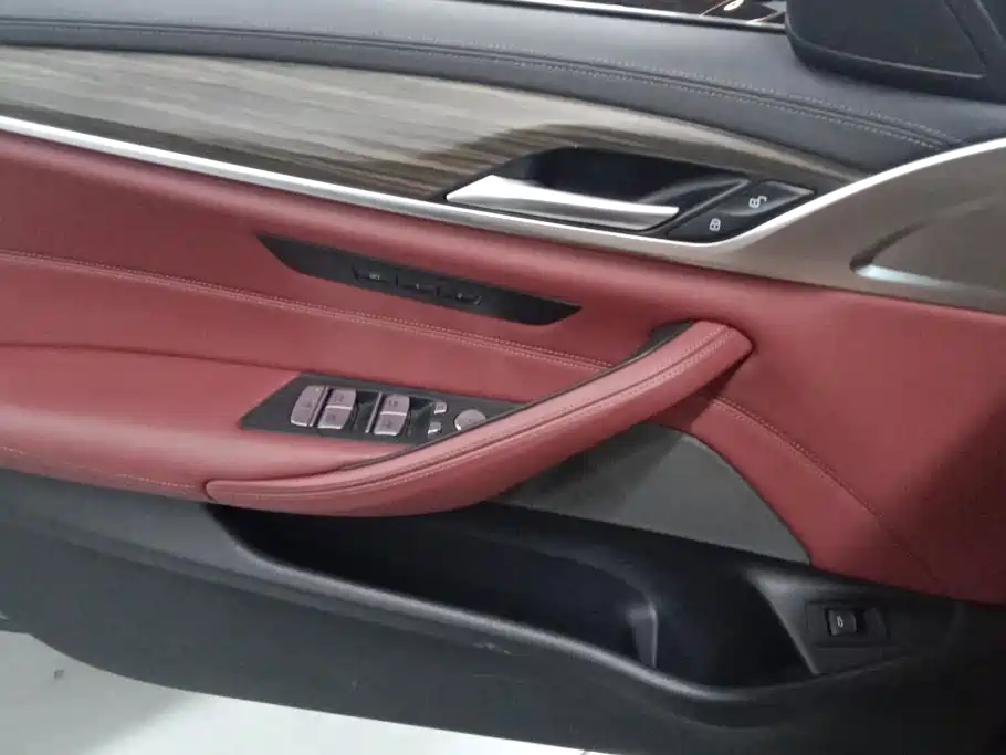 BMW 5 Series — миниатюра 7