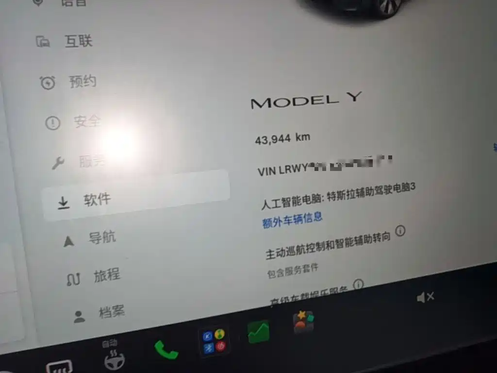 Tesla Model Y — миниатюра 12