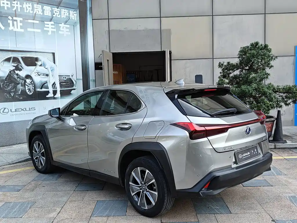 Lexus UX New Energy — миниатюра 8