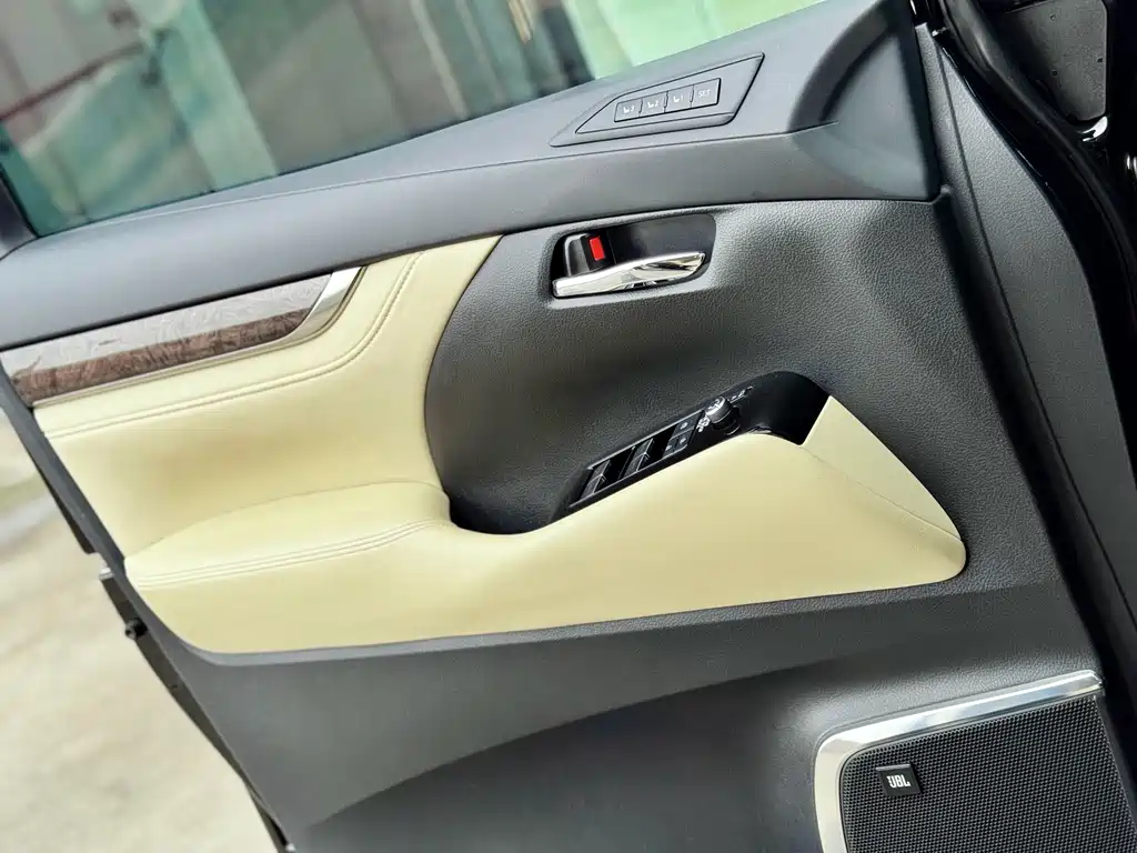 Toyota Alphard — миниатюра 16