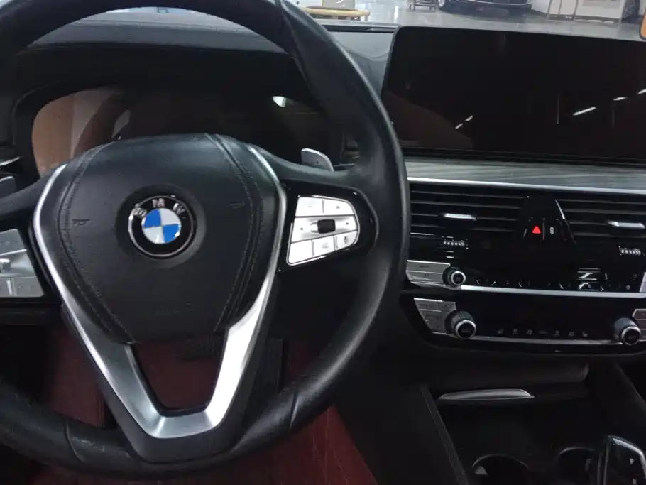 BMW 5 Series — миниатюра 12