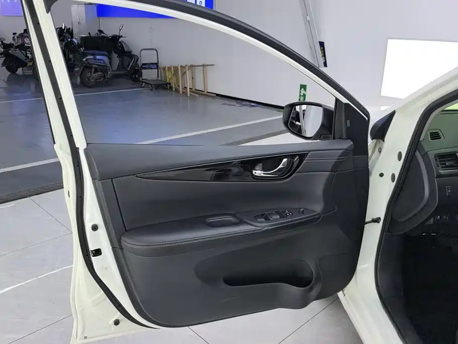 Nissan Tiida — миниатюра 7