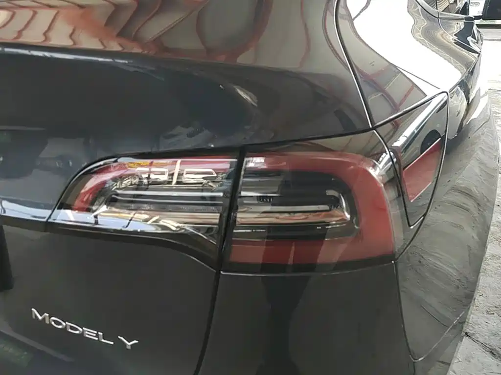 Tesla Model Y — миниатюра 8