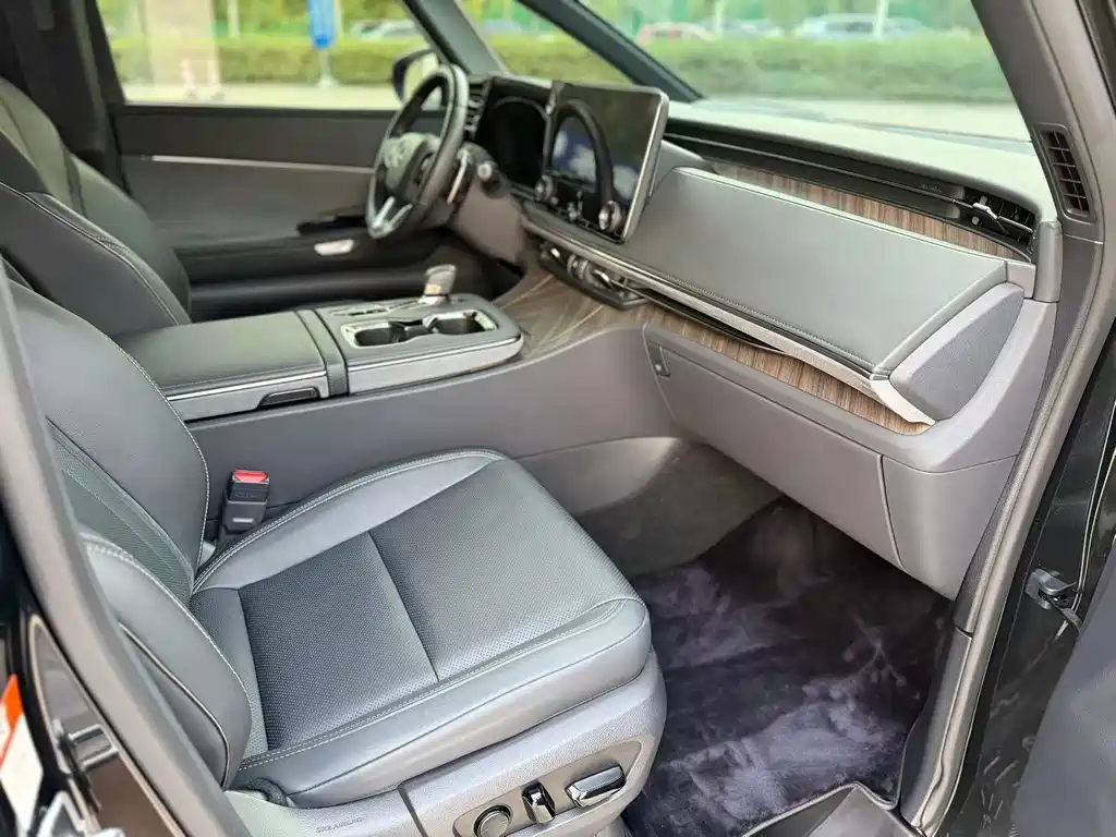 Lexus LM — миниатюра 8