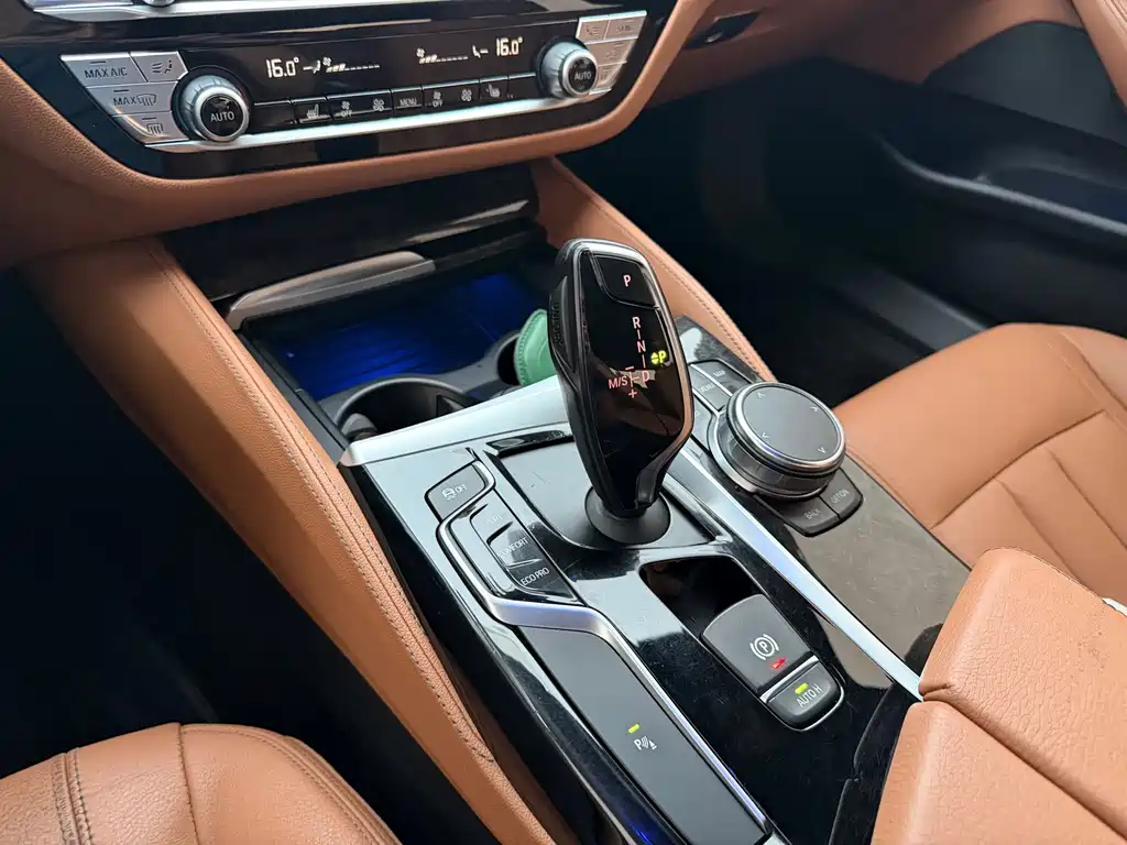 BMW 5 Series — миниатюра 13