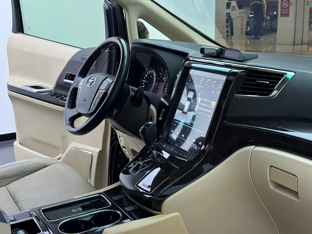 Toyota Alphard — миниатюра 9