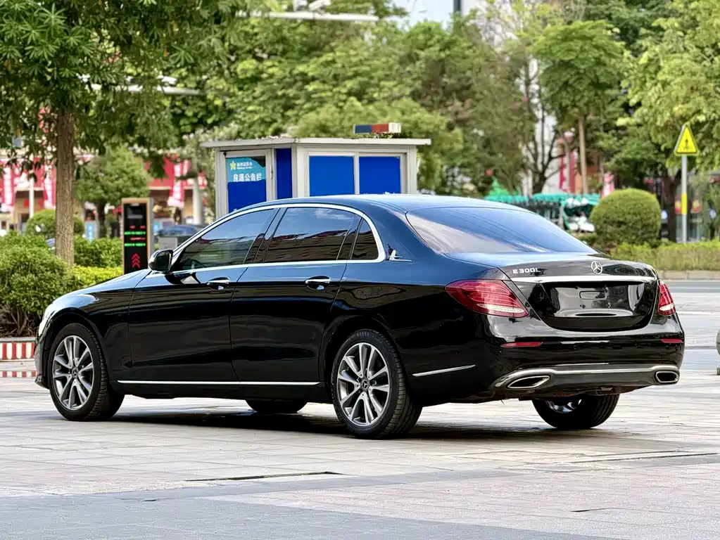 Mercedes-Benz E-Class — миниатюра 3