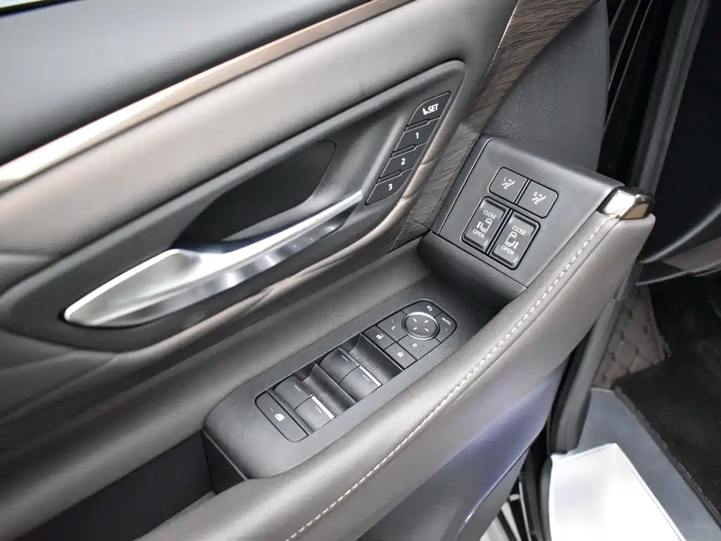 Toyota Alphard — миниатюра 16