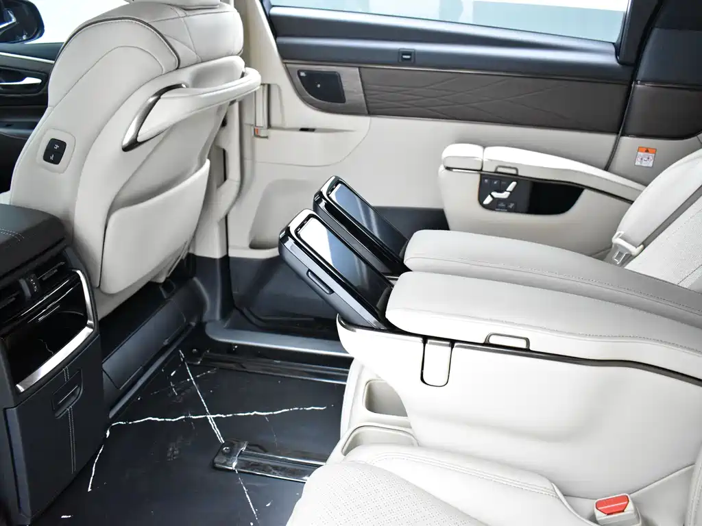 Toyota Alphard — миниатюра 20