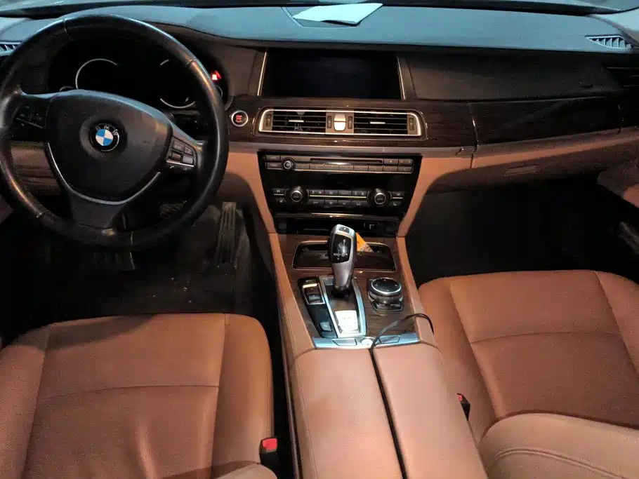 BMW 7 Series — миниатюра 12