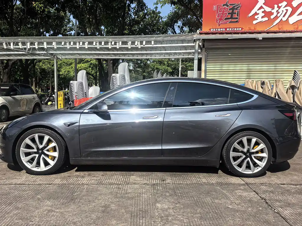 Tesla Model 3 — миниатюра 3