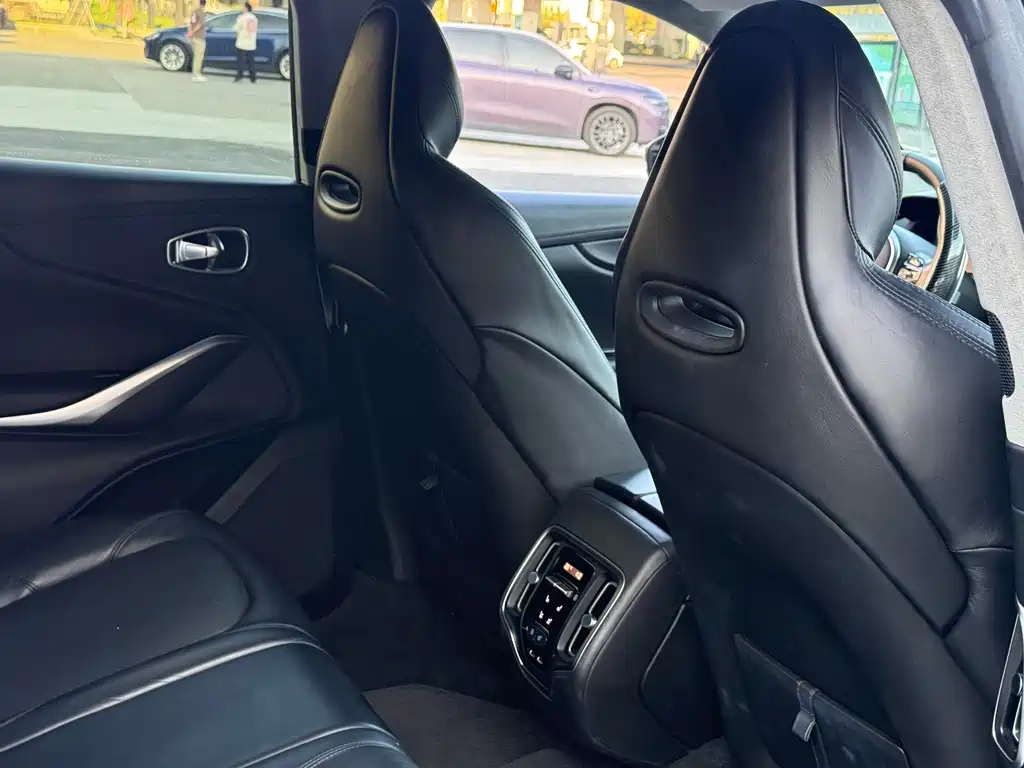 Aston Martin DBX — миниатюра 10