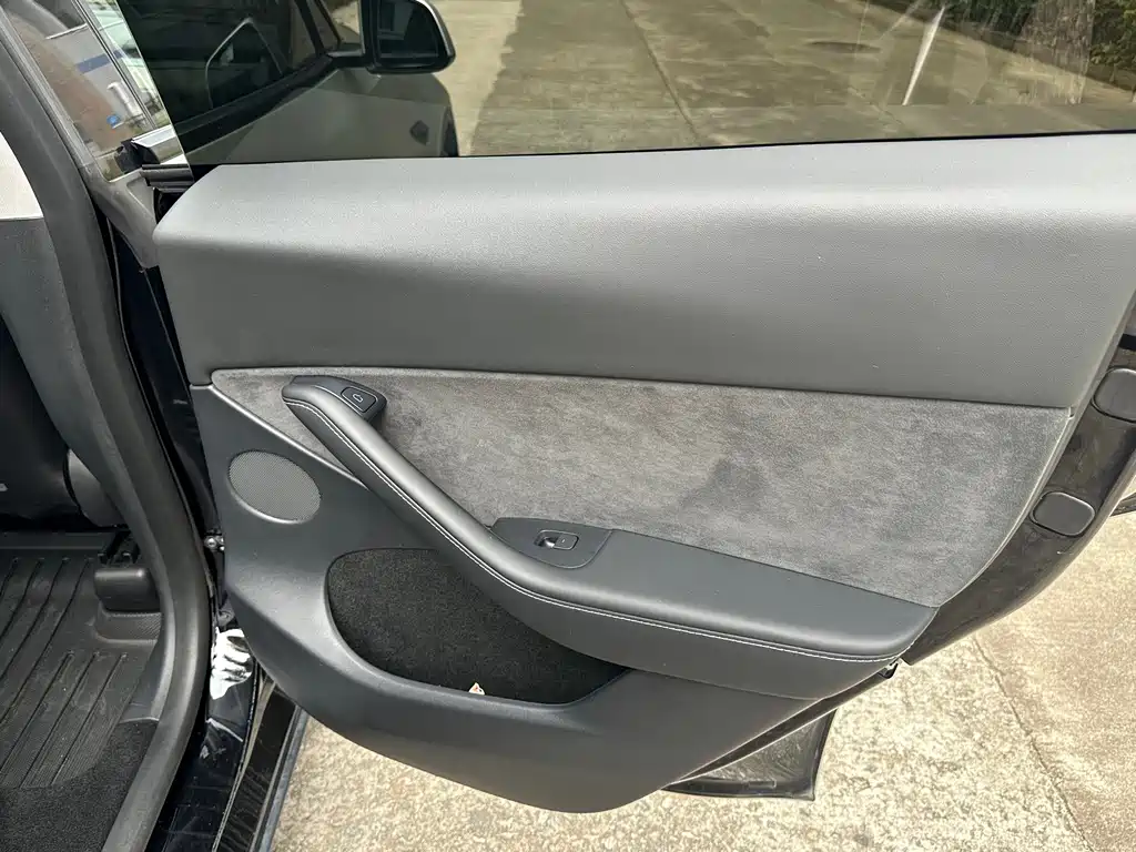 Tesla Model Y — миниатюра 8