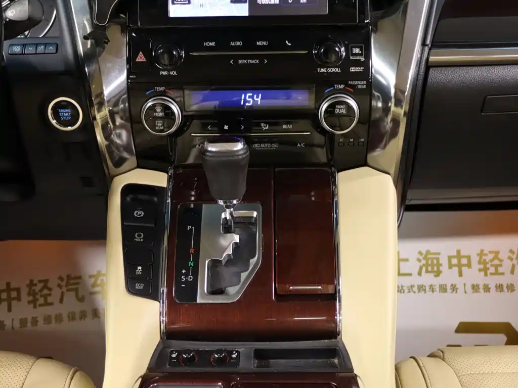 Toyota Alphard — миниатюра 16