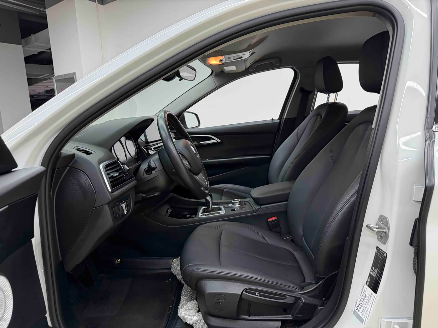BMW 1 Series 1.5 л 2021 г. Белый, пробег 28800 км