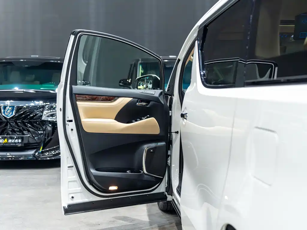 Toyota Alphard — миниатюра 14