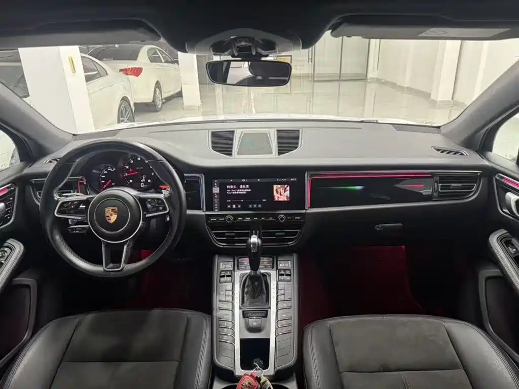 PORSCHE MACAN
