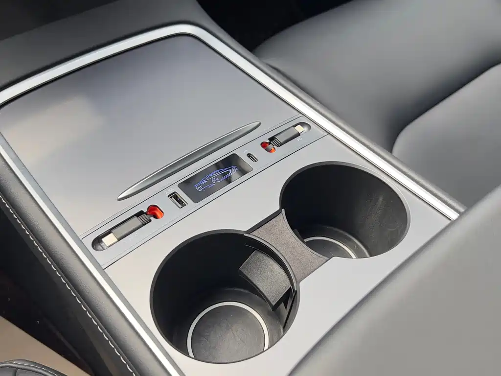 Tesla Model Y — миниатюра 7