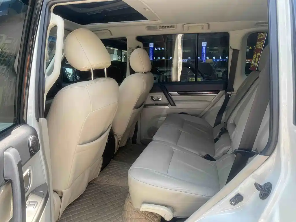 Mitsubishi Pajero (Import) — миниатюра 5