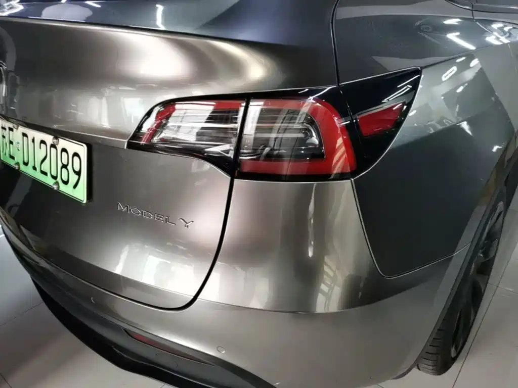 Tesla Model Y — миниатюра 8