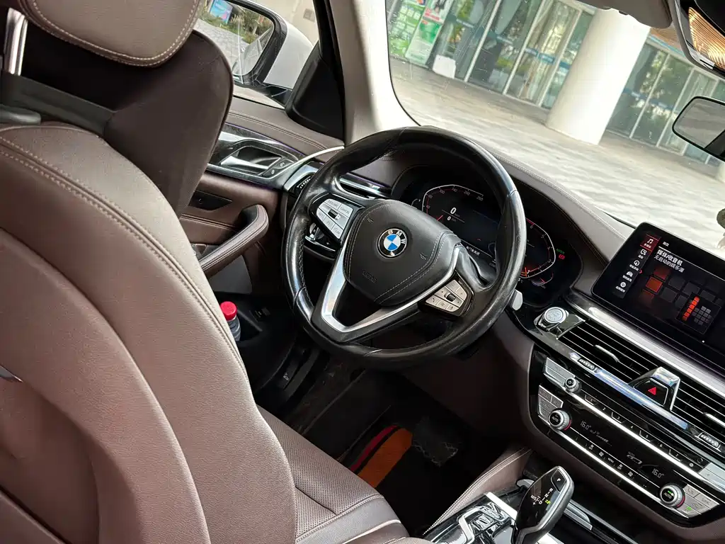 BMW 5 Series — миниатюра 13