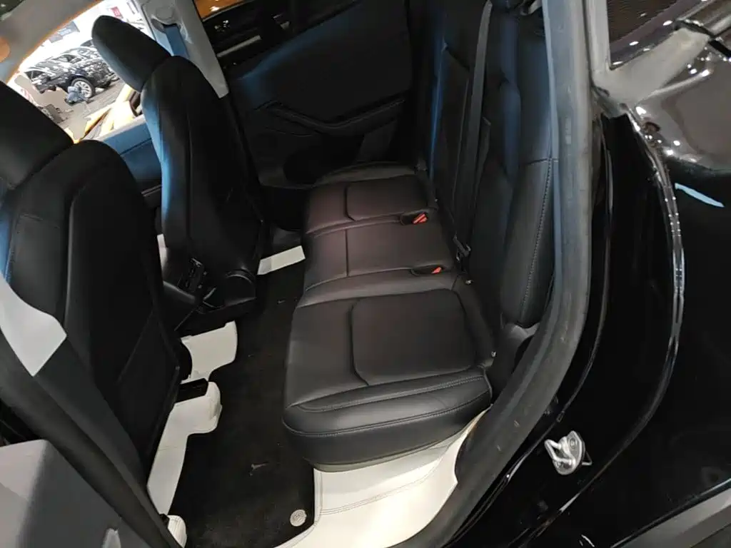 Tesla Model Y — миниатюра 17
