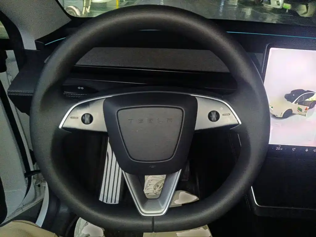 Tesla Model Y — миниатюра 6