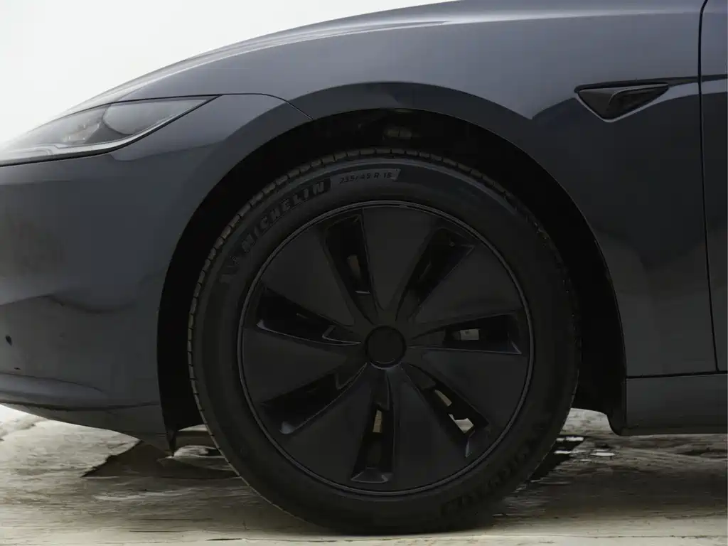 Tesla Model 3 — миниатюра 7