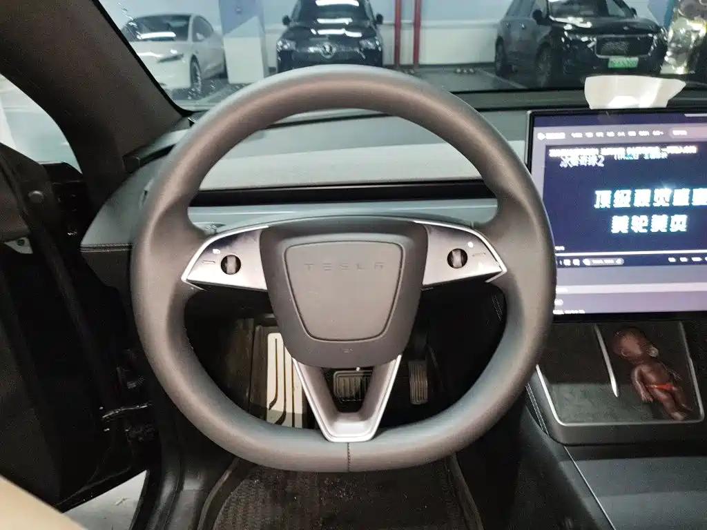 Tesla Model Y L — миниатюра 12