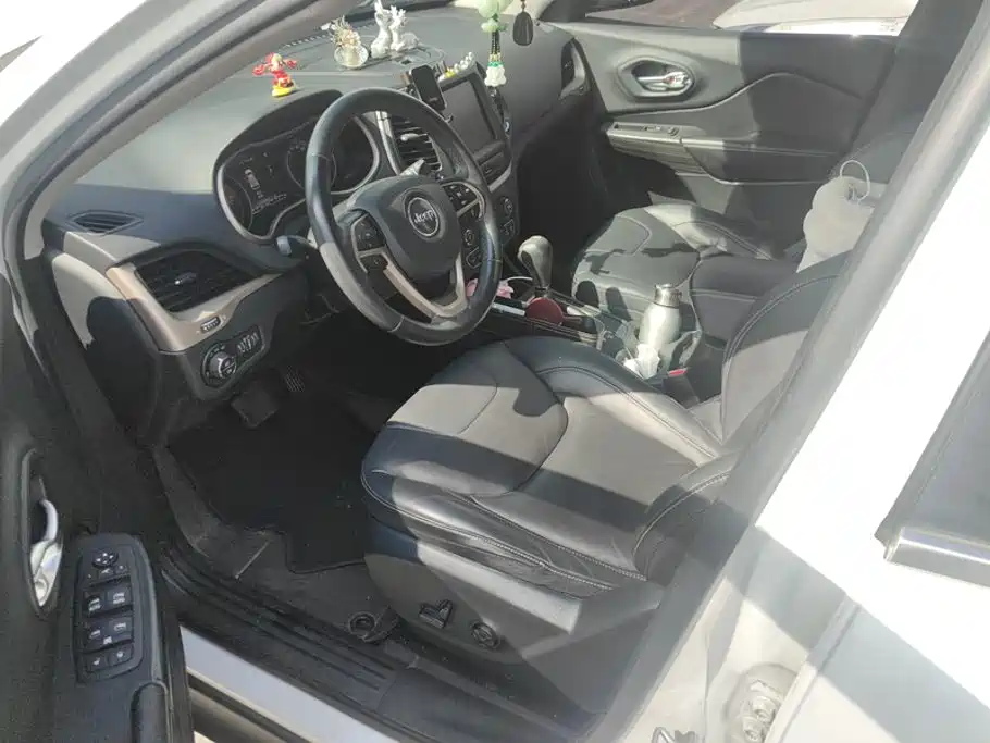 Jeep Cherokee — миниатюра 9