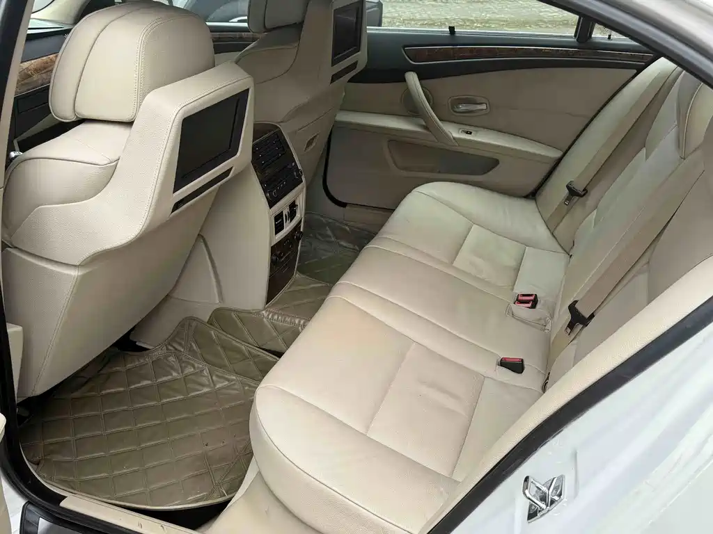 BMW 5 Series — миниатюра 8