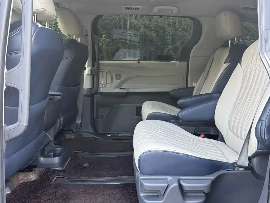 Toyota Sienna — миниатюра 5