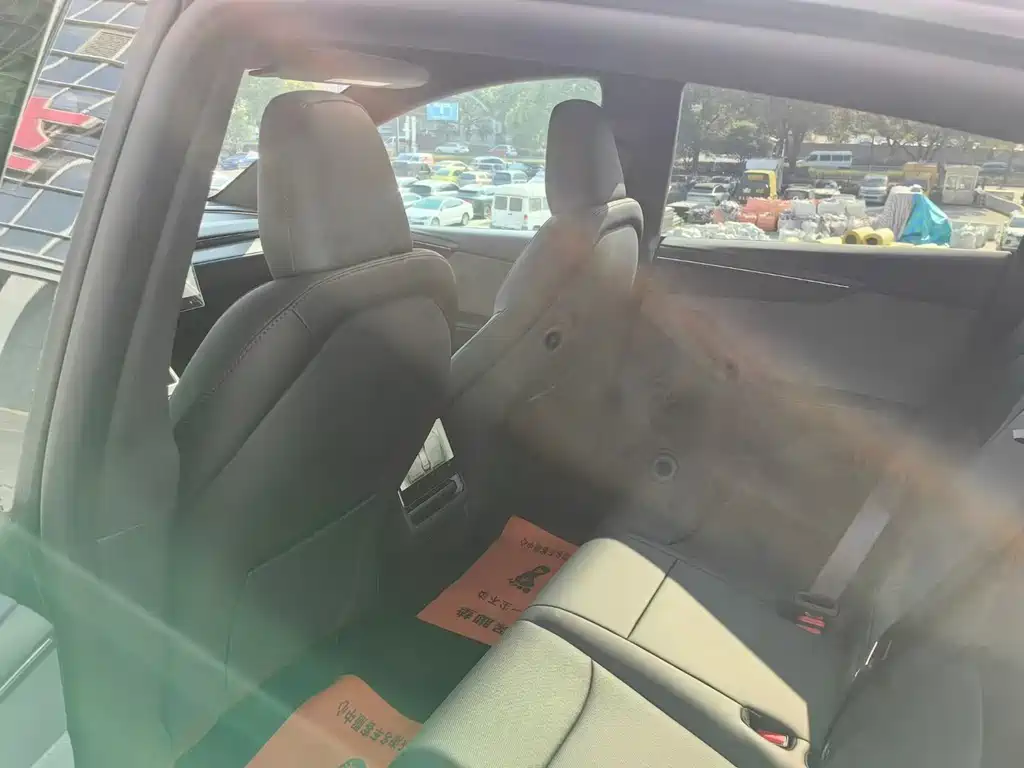 Tesla Model Y — миниатюра 8