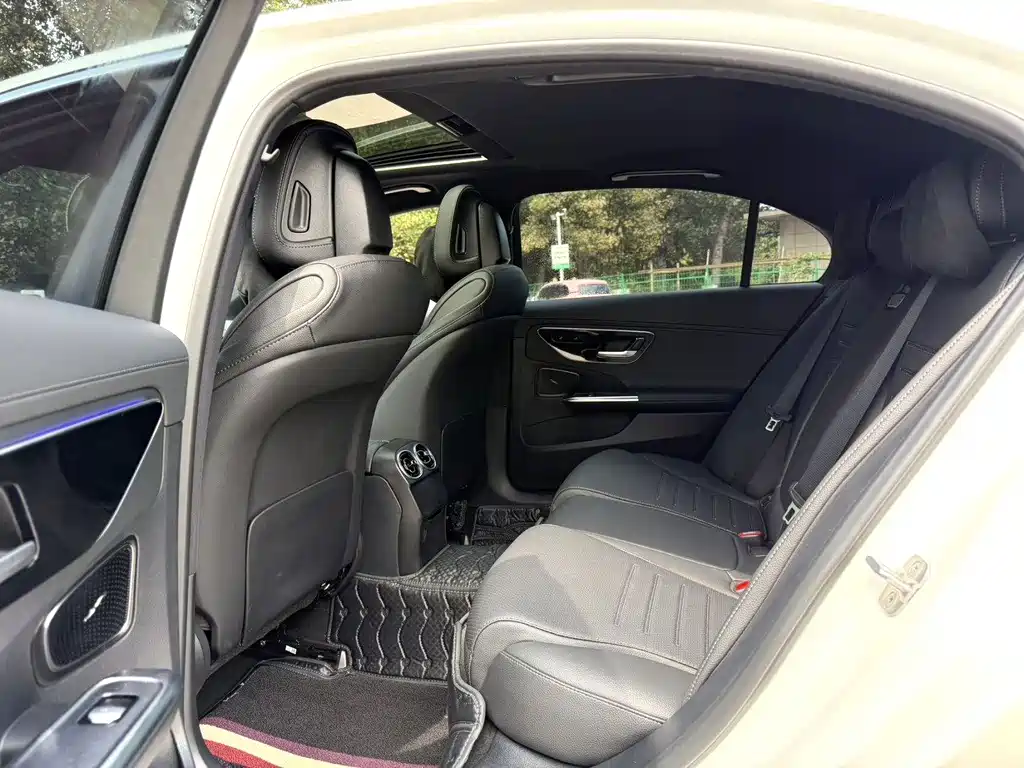 Mercedes-Benz C-Class — миниатюра 6