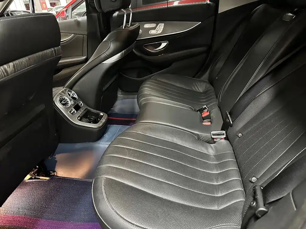 Mercedes-Benz E-Class — миниатюра 13