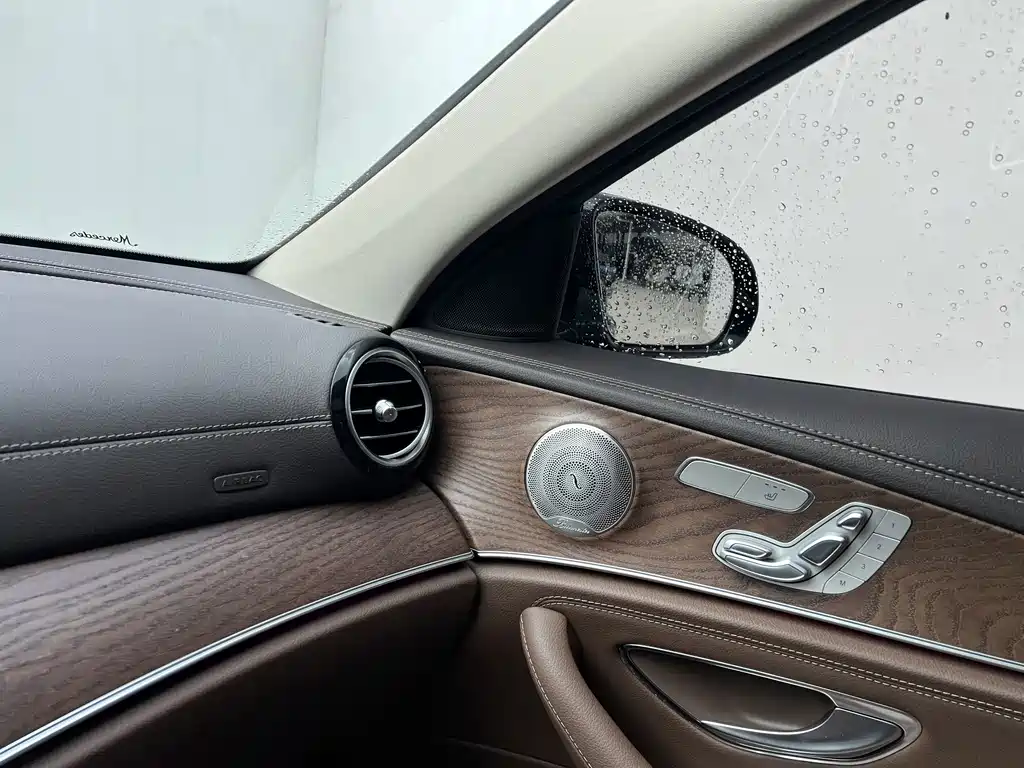 Mercedes-Benz E-Class — миниатюра 5