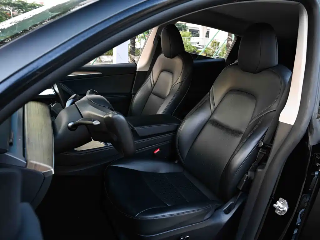 Tesla Model Y — миниатюра 7