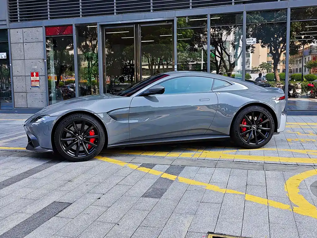 ASTON MARTIN V8 VANTAGE