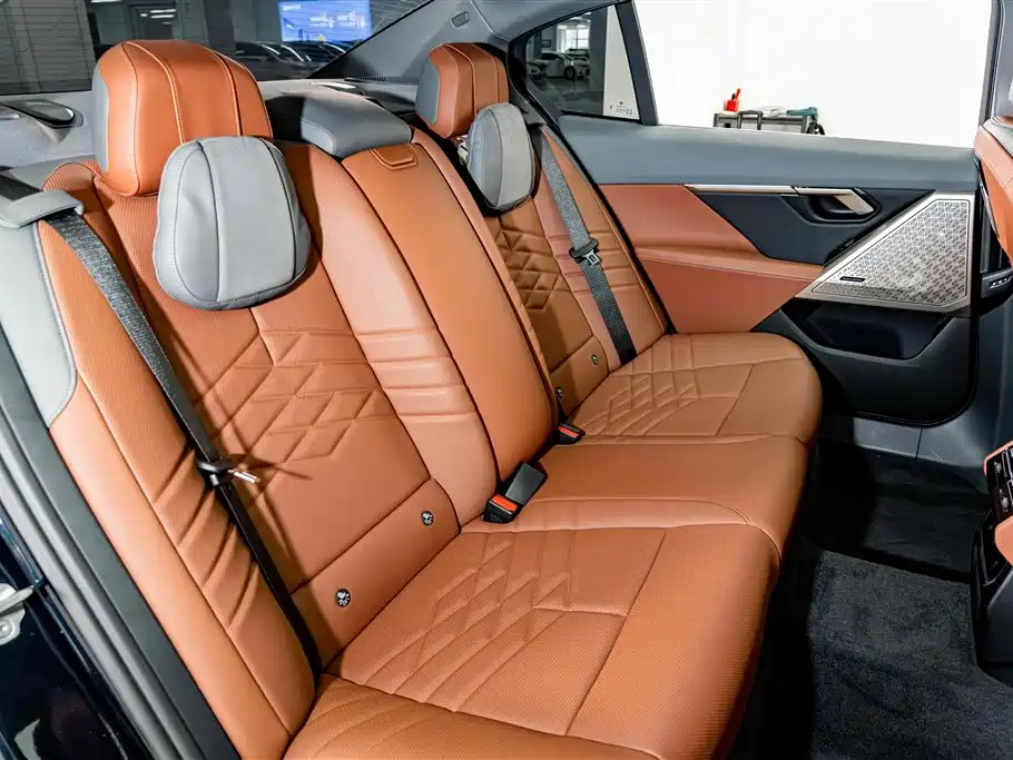 BMW 5 Series — миниатюра 24