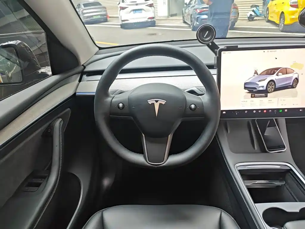 Tesla Model Y — миниатюра 11