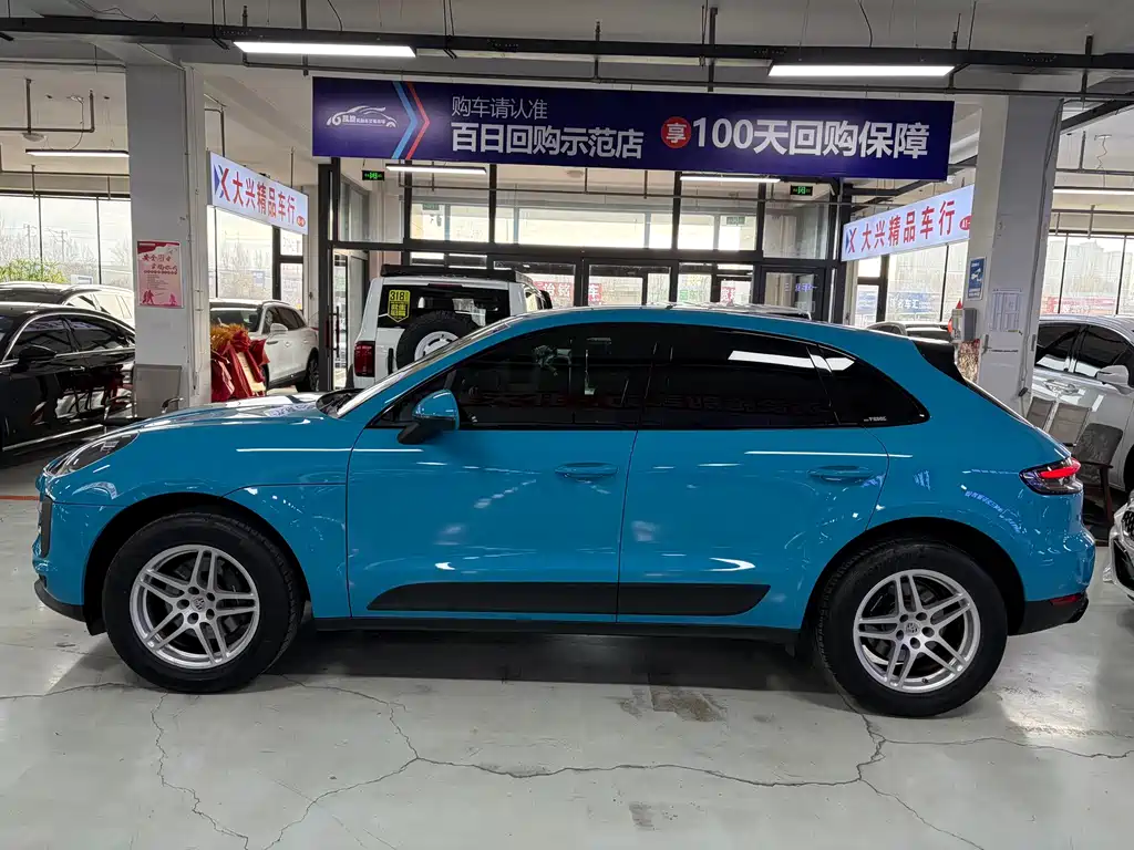 PORSCHE MACAN