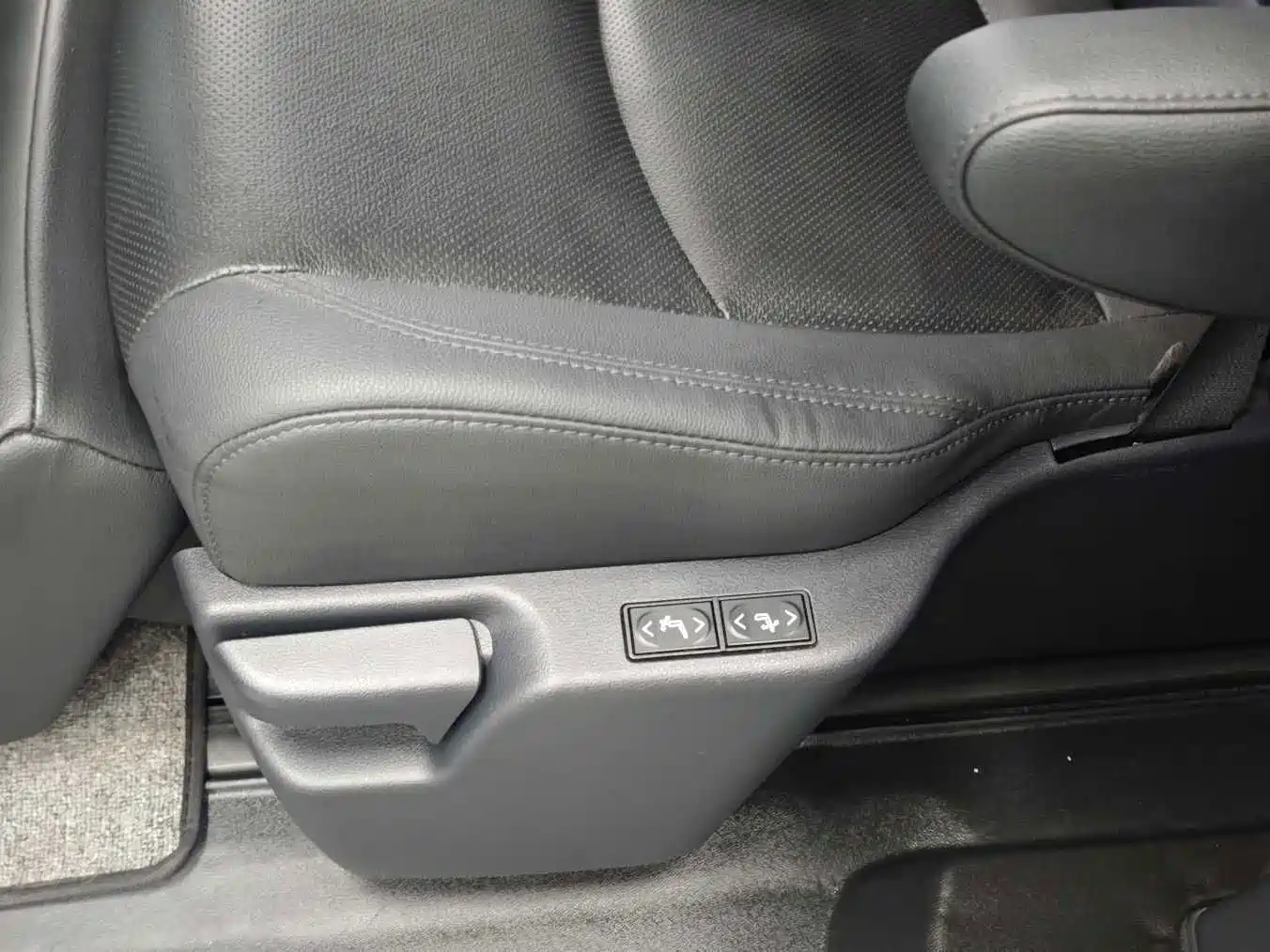 Toyota Sienna 2024 Silver/gray из Китая, фото 4