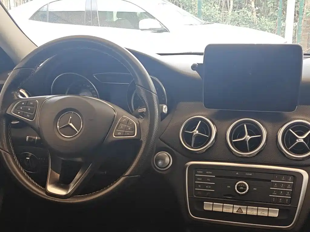 MERCEDES-BENZ GLA