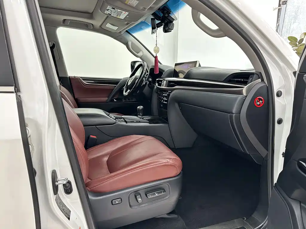 Lexus LX — миниатюра 9