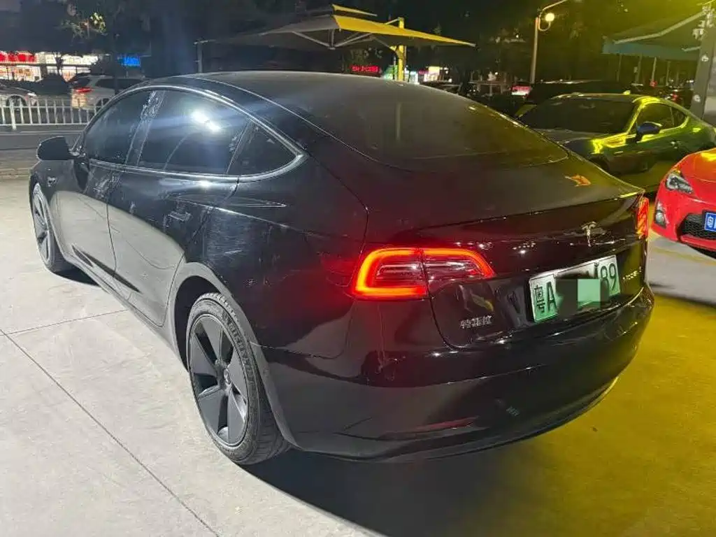 Tesla Model 3 — миниатюра 3